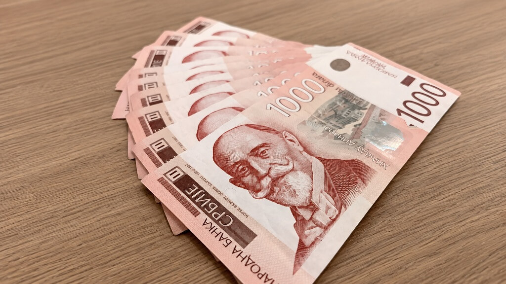 Novčanice od 1000 dinara kao prikaz refinansiranja kredita